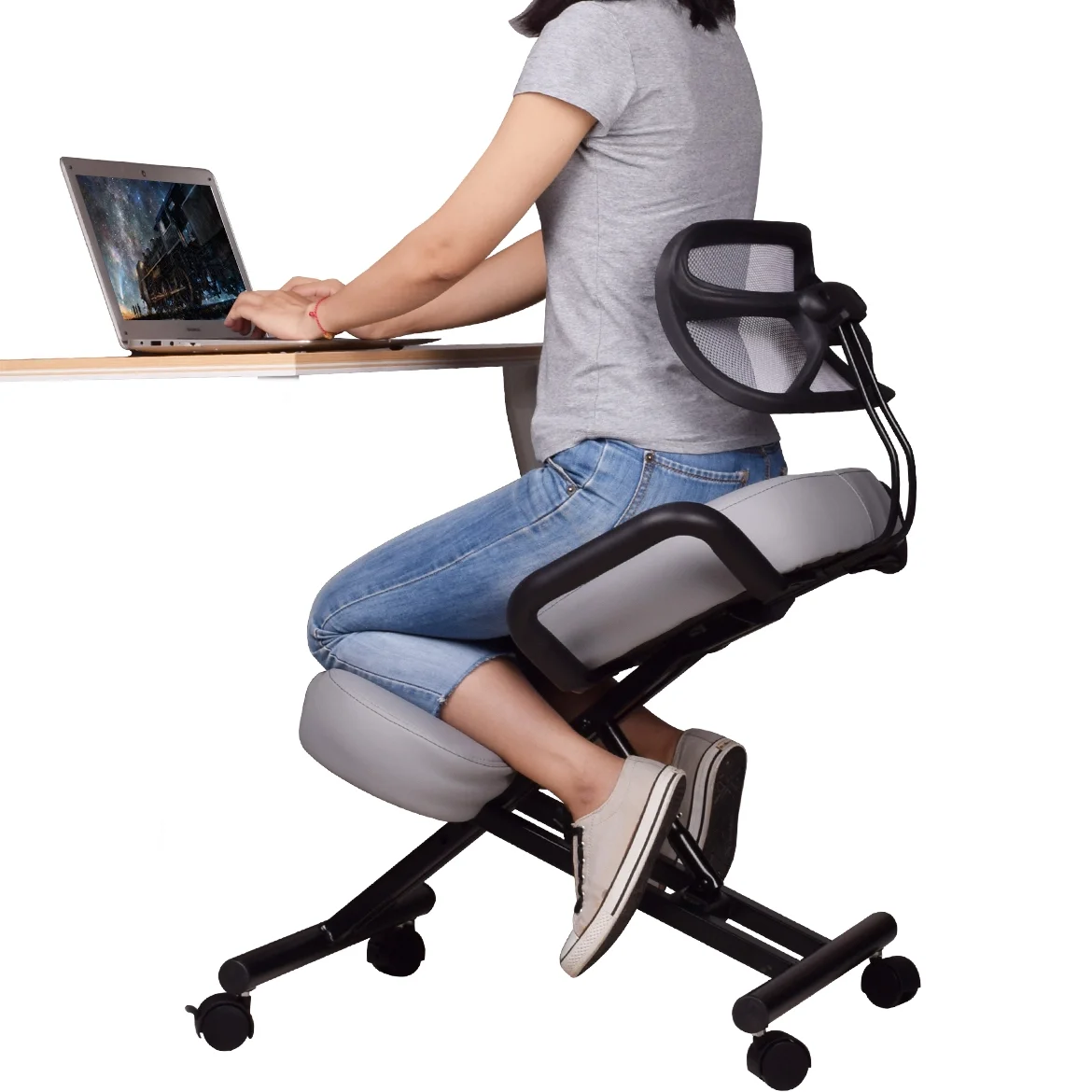 Photo by chairswall.blogspot.com - Ergonomic Kneeling Chair vs Standard Ergonomic Office Chair